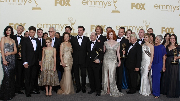 Emmy 2011 - herci a tv�rci seriálu Mad Men, který zvít�zil v kategorii nejlep�í...