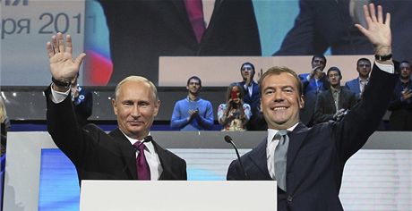 Ruský premiér Vladimir Putin (vlevo) a prezident Dmitrij Medvedv na sjezdu
