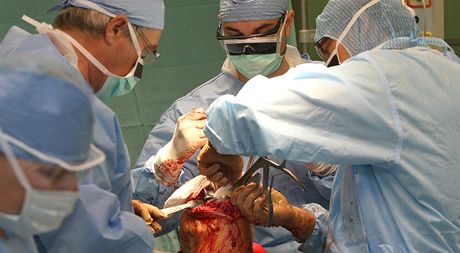 Ortopedi plzeské Fakultní nemocnice provádjí operaci endoprotézy kolenního
