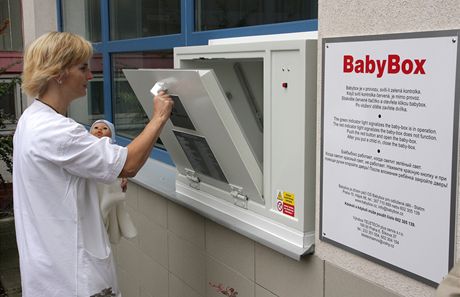 V olomouckém babyboxu leel rok a pl starý chlapec. Vk u schránek omezený není. Ilustraní foto