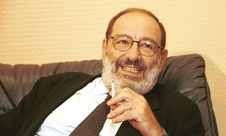 Italský spisovatel a sémiotik Umberto Eco