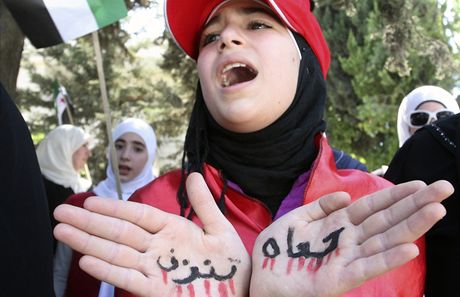 Syanka v jordánském Ammánu podporuje protesty ve své vlasti (22. záí 2011)