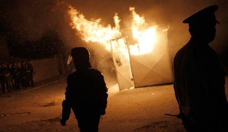 Policie pi protiromských nepokojích ve mst Katunica v Bulharsku
