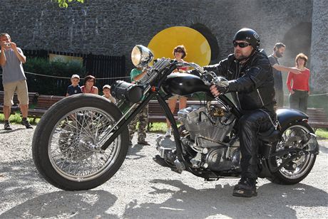 Sraz motork znaky Harley-Davidson, kter uzavelo leton motocyklovou