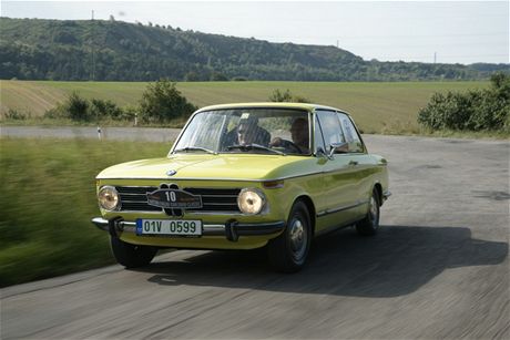Pardn citronov lut BMW 2002 je unikt, kter dnes uvidte nejv v muzeu.