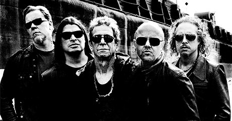 Lou Reed (uprosted) natoil desku s kapelou Metallica  zleva James Hetfield, Robert Trujillo, Lars Ulrich a Kirk Hammett.