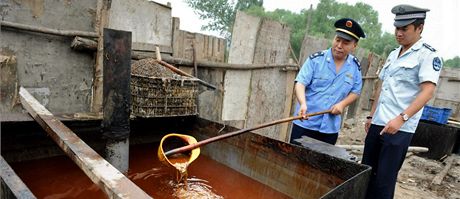 íntí policisté kontrolují nelegální výrobnu kuchyského oleje ve vesnici
