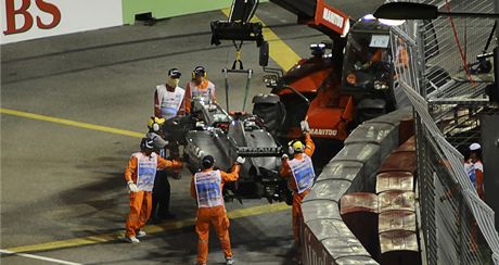 Monopost Mercedes Michaela Schumacher je odklzen z trati Velk ceny Singapuru.