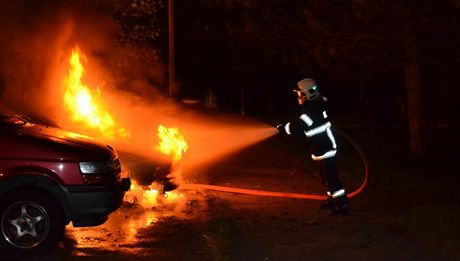 V noci v Tebíi shoela dv auta. nkdo je úmysln zapálil. Ilustraní snímek.