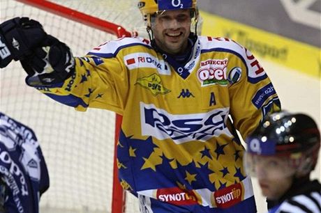 Petr Leka slaví gól. I v aktuální sezon patí mezi nejproduktivnjí hokejisty extraligy.