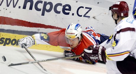 Corey Elkins z Pardubic bojuje v utkání se Spartou v pádu o puk. 