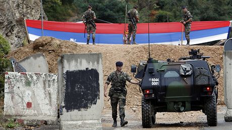 Vojci KFOR brn pechod Brnjak, kter si nrokuj kosovt Srbov