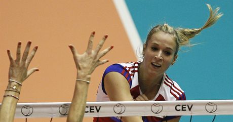eská volejbalistka Helena Havelková smeuje v osmifinále ME proti