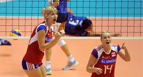 eská volejbalová radost v podání Kristýny Pastulové a Lucie Mühlsteinové v osmifinále ME proti Francii