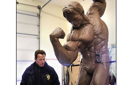 Arnold Schwarzenegger si nechal udlat své bronzové sochy.