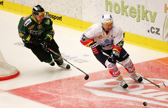 Momentka z duelu Karlovy Vary - Pardubice (v bílém).