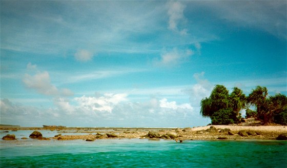 Tuvalu tvoí devt malých ostrov. Zem má celkem asi deset tisíc obyvatel.