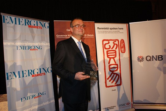 Ministr financí Miroslav Kalousek s cenou pro nejlepšího ministra financí pro