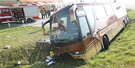 Autobus se 49 polskými turisty havaroval na kruhovém objezdu u erné Hory na