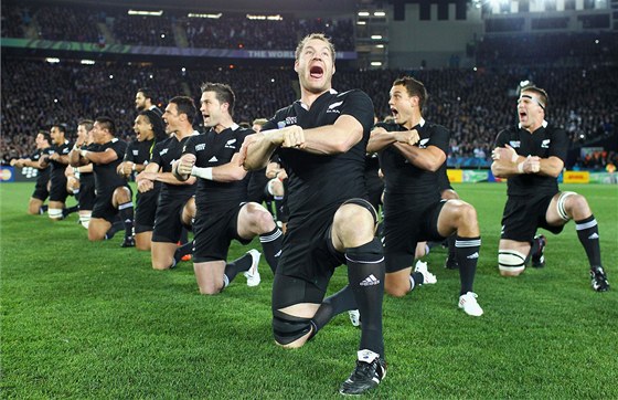 ALL BLACKS. Novozélandtí reprezentanti pedvádí tradiní pedzápasový rituál