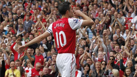 V DAVU. Robin Van Persie slaví s fanouky Arsenalu gól proti Boltonu. 