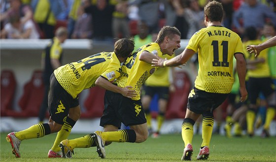 CHYTE M. Lukasz Piszczek slaví se spoluhrái gól Dortmundu v utkání proti