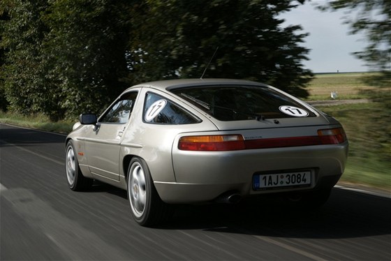 Méně tradiční, ale stále krásné Porsche 928