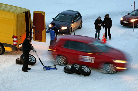 Od 1. listopadu se musí jezdit na zimních gumách, kdy je na silnici sníh nebo led.