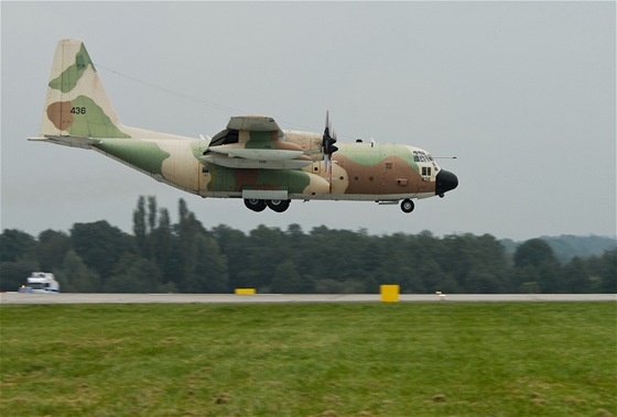 V hledáku je u roky napíklad C-130 Hercules. Na snímku v barvách izraelského letectva.