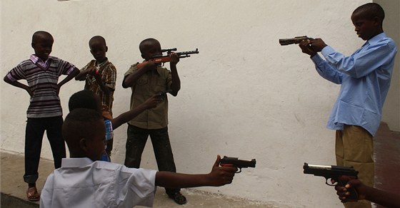 Malí Somálci si v Mogadiu hrají s dtskými zbranmi. Islamistické rádio nyní