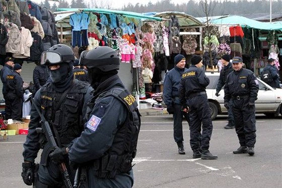 V budovách a kontejnerech celníci zajistili 65 tisíc kus padlk rzného zboí. Ilustraní foto.