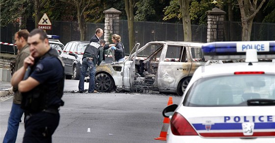 Francouztí policisté prohledávají ohoelý vrak auta v Orly. (21. záí 2011)
