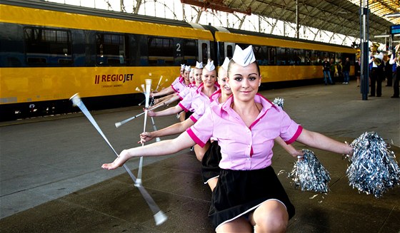 U první jízdy vlaku RegioJet nechyběly mažoretky. (22. září 2011)