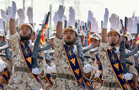 Vojáci íránské Revoluní gardy pochodují kolem mauzolea ajatolláha Chomejního v