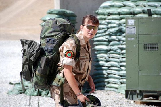 Nadrotmistryně Barbora Muroňová (na snímku v roce 2010 v Afghánistánu) narukovala dobrovolně. Ministerstvo obrany zvažuje povinné odvody i v době míru. Týkaly by se i žen, vše je ale zatím ve fázi zvažování.