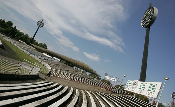 Hradecký všesportovní stadion a „lízátka“, jak se říká osvětlovacím stožárům. 