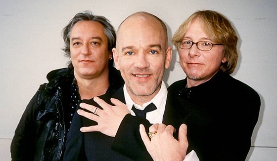 Trojice Michael Stipe, kytarista Peter Buck a basista Mike Mills koní se spolených vystupováním pod hlavikou R.E.M.
