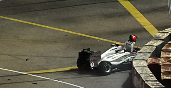 Michael Schumacher vystupuje z kokpitu svého stroje Mercedes pi Velké cen