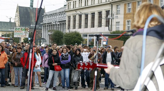 Demonstrace proti kácení strom na námstí Republiky v Pardubicích 