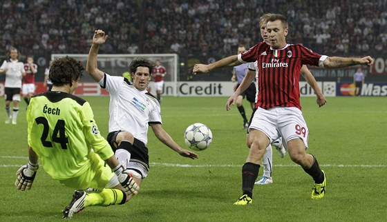 Ped temi týdny Plzetí obstáli na AC Milán. První gól dostali ze sporné penalty, druhý od Cassana (na snímku) a prohráli 0:2.