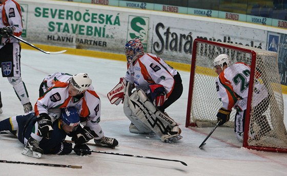 Momentka z utkání mezi hokejisty Ústí nad Labem a Mostu. 