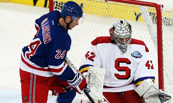 V ANCI. Ryan Callahan z New York Rangers ped brankáem Sparty Tomáem