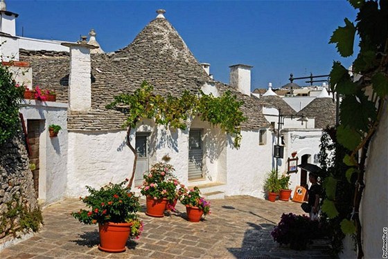 Oblast Apulie - to jsou pedevím historické domky trulli. Jsou v nich restaurace, ochody i hotely.