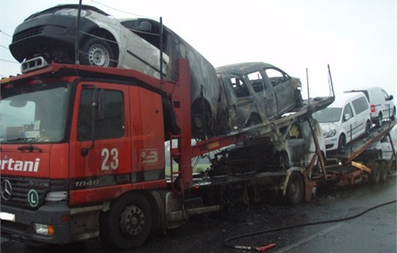 Poárem poniený kamion s osobními auty v Mostech u Jablunkova