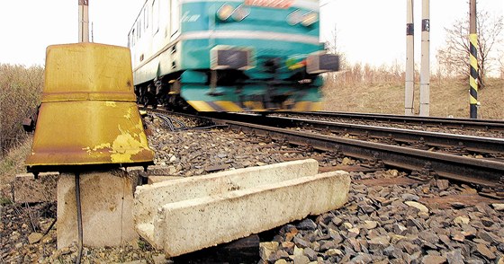Betonová pekáka na kolejích mohla vykolejit projídjící vlak, stráníci ji