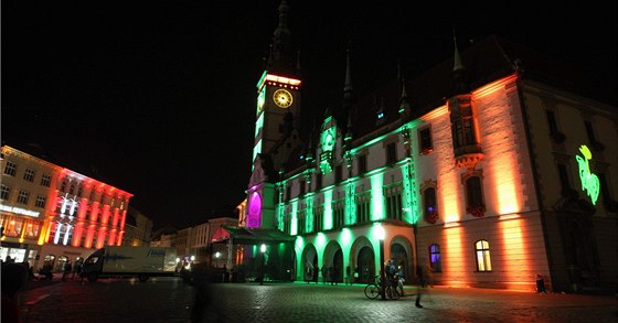 Pohled na barvami "pozměněnou" budovu olomoucké radnice během světelné show v roce 2011.
