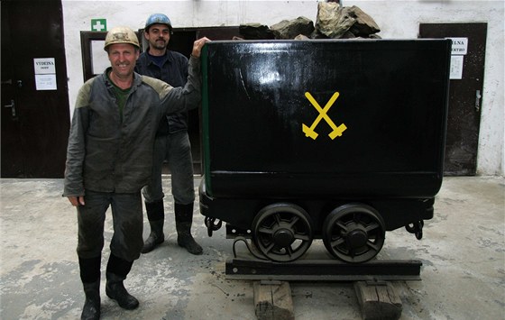 Poslední ruda byla ve štolách Zlatých Hor vytěžena v roce 1993 (na snímku právě poslední vytěžený vozík rudy). Teď je o krok blíž plán na to lákat sem na ně turisty.