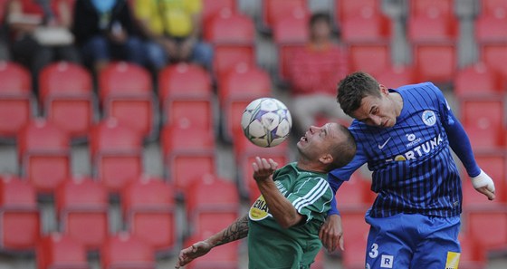 Michael ika (vlevo) z Bohemians 1905 v hlavikovém souboji s Josefem uralem