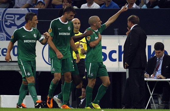 VE STOPÁCH STARÍCH? Takto oslavovali fotbalisté Maccabi Haifa gól na stadionu Schalke. Hrái do 19 let z tohoto klubu se zúastní praského Generali Cee Cupu.