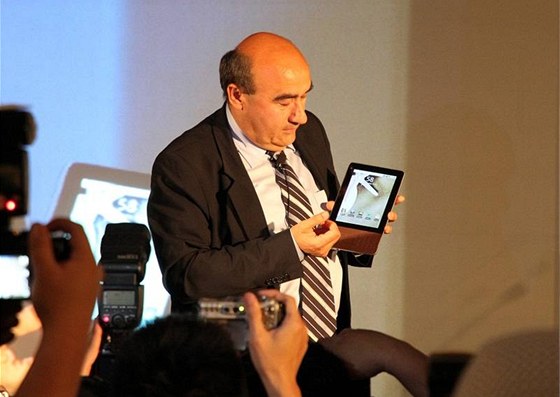 éf Aceru Gianfranco Lanci ukazuje prototyp tabletu